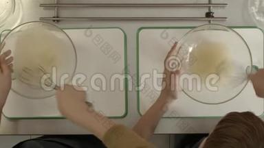 儿童手工制作家做冰淇淋烹饪课从上看.. 制作香草冰的旋转钢碗